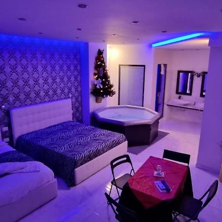 White Room Idromassaggio Su Richiesta Наполи Екстериор снимка