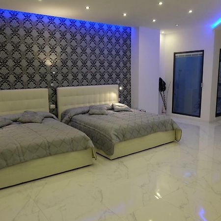 White Room Idromassaggio Su Richiesta Наполи Екстериор снимка