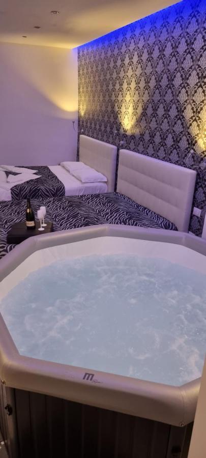 White Room Idromassaggio Su Richiesta Наполи Екстериор снимка