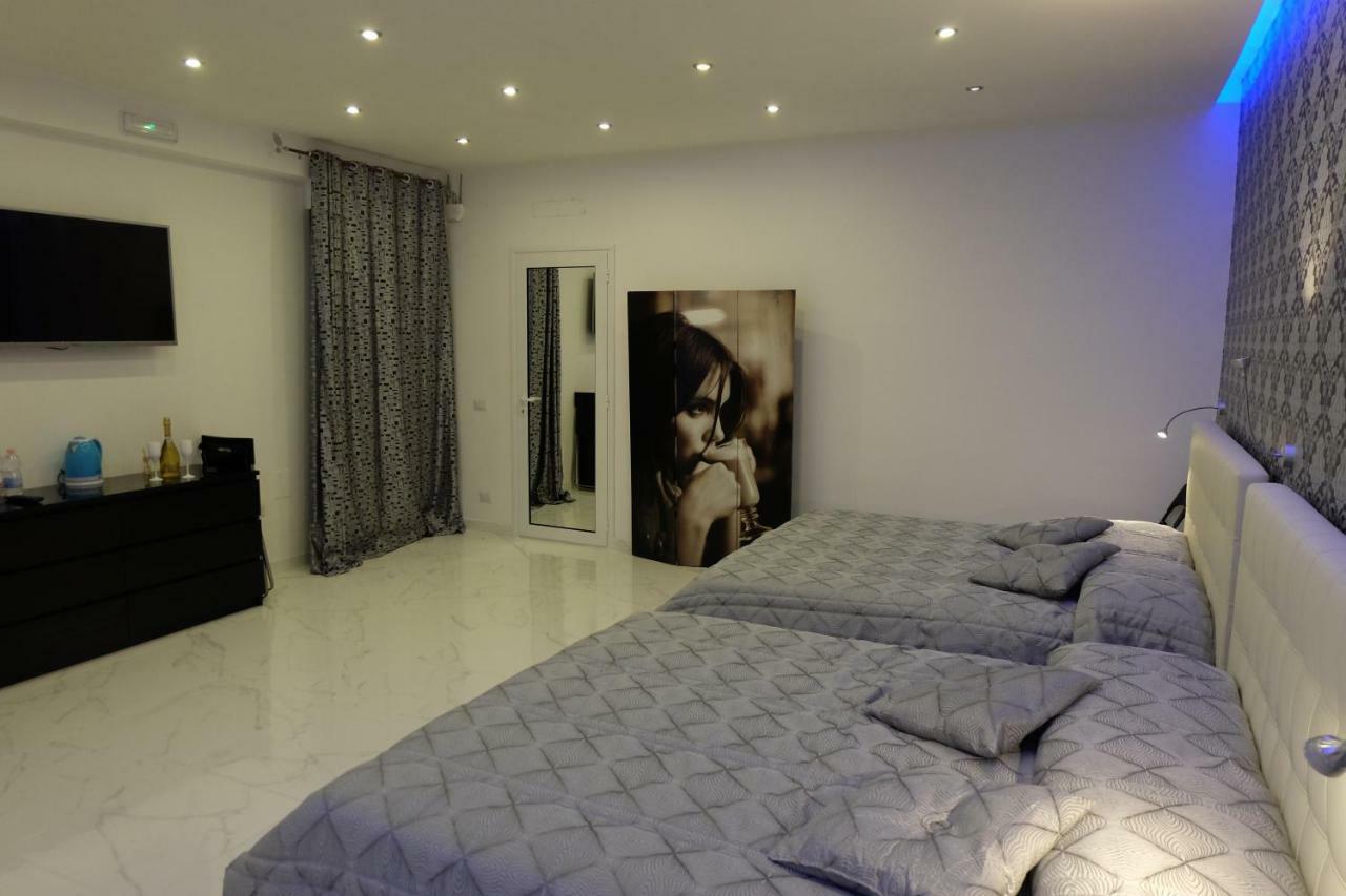 White Room Idromassaggio Su Richiesta Наполи Екстериор снимка