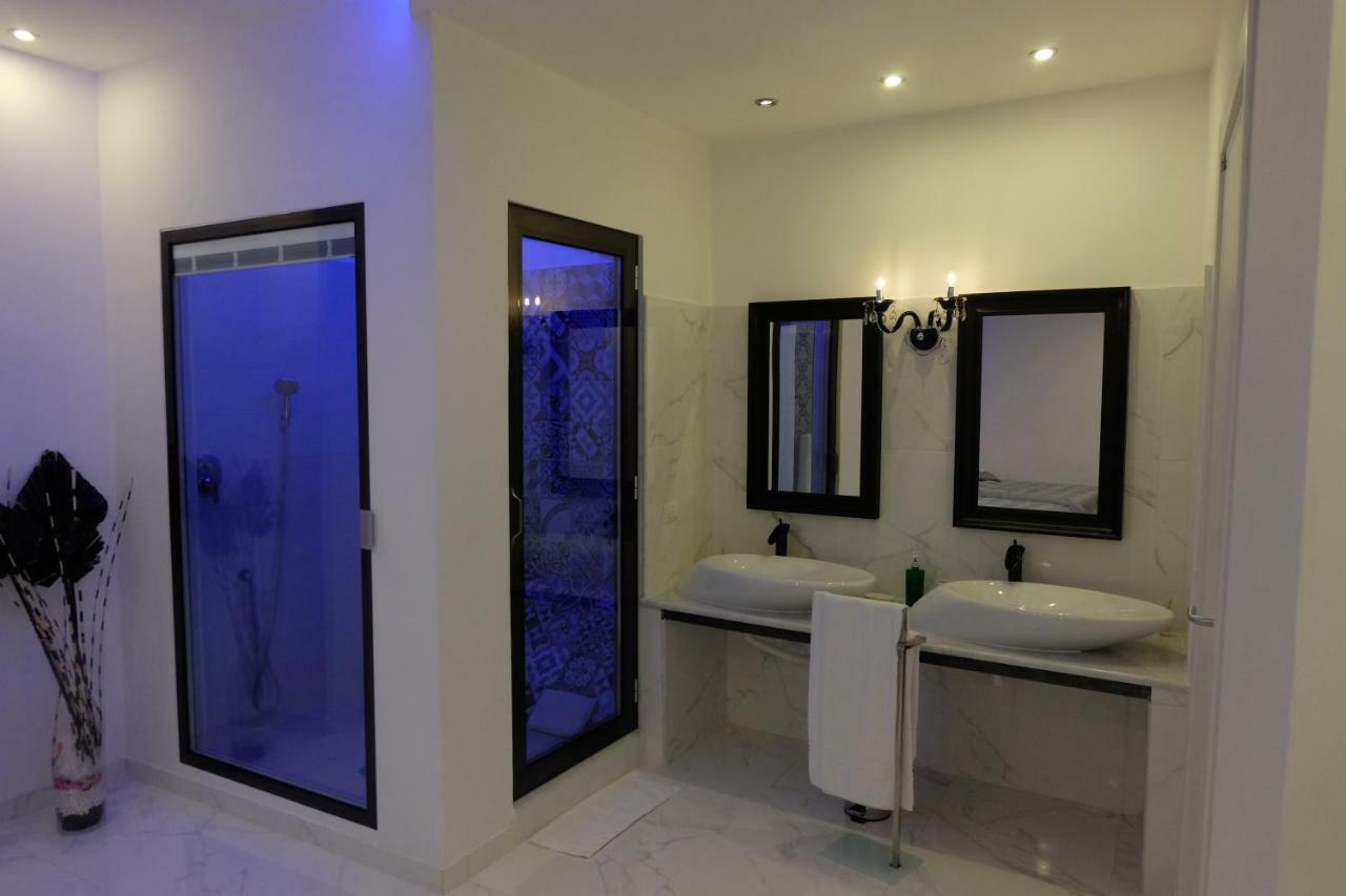 White Room Idromassaggio Su Richiesta Наполи Екстериор снимка