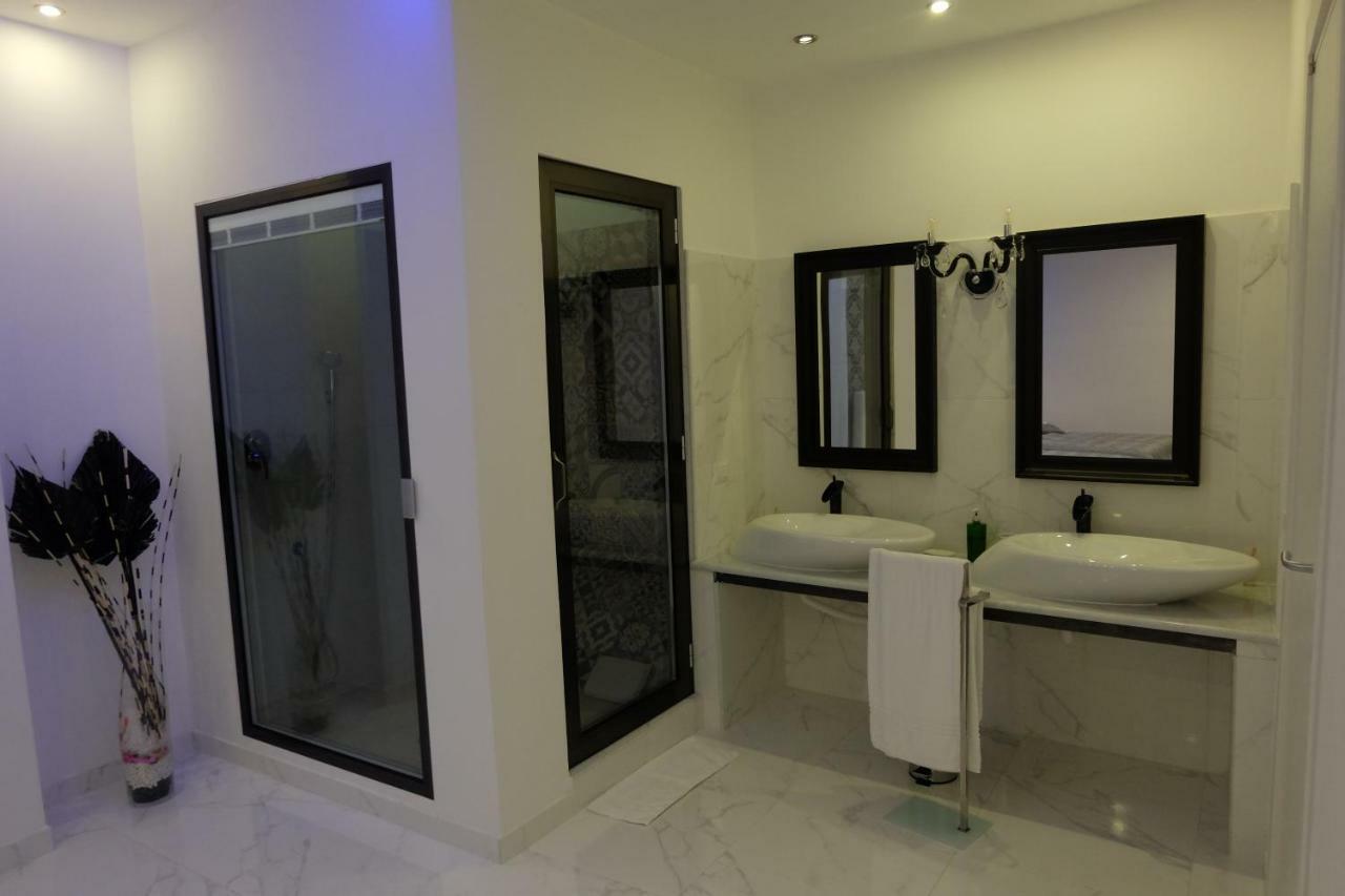 White Room Idromassaggio Su Richiesta Наполи Екстериор снимка