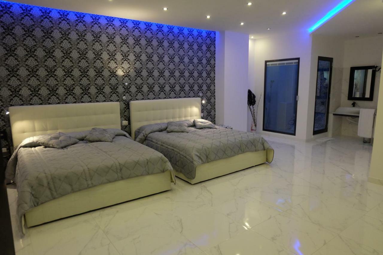 White Room Idromassaggio Su Richiesta Наполи Екстериор снимка