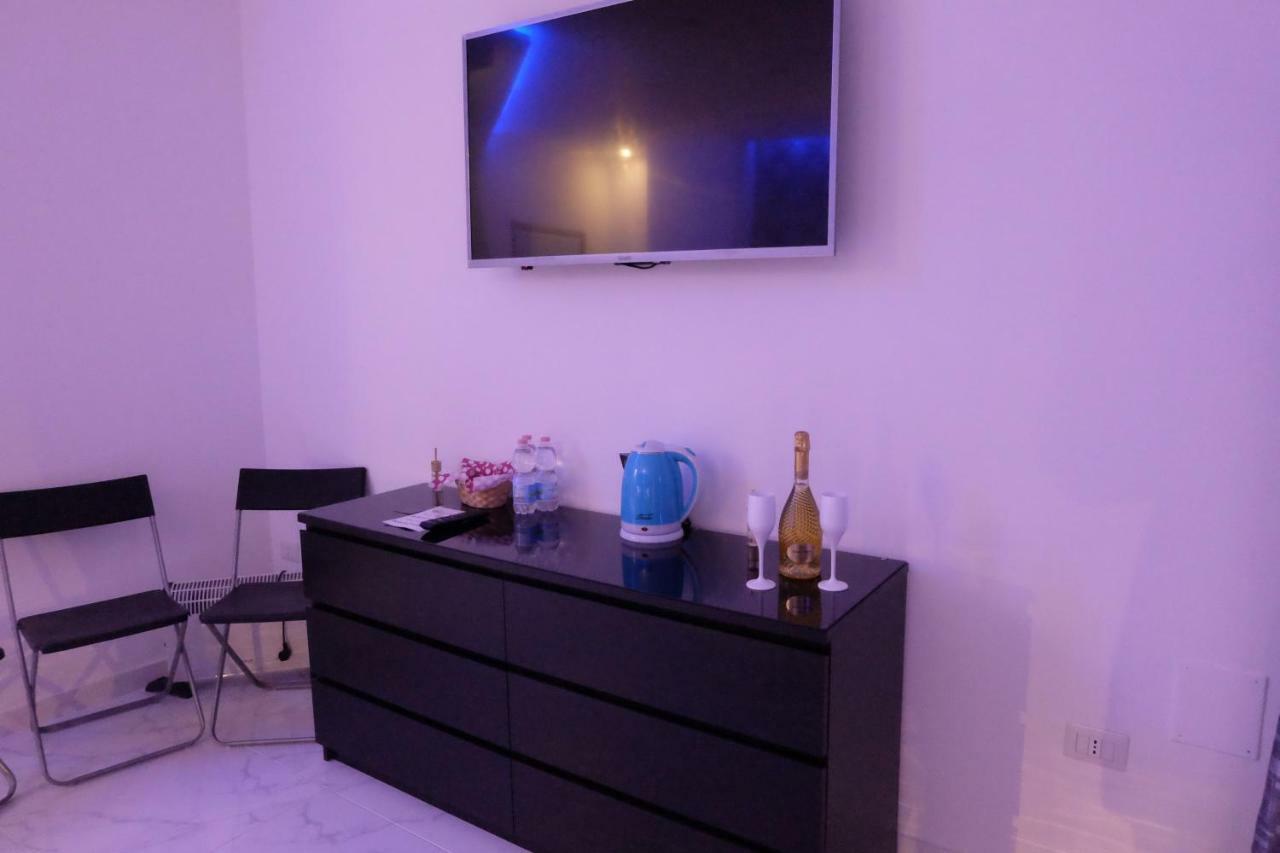 White Room Idromassaggio Su Richiesta Наполи Екстериор снимка